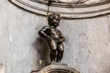 Famosa estatua de Manneken Pis en Bruselas