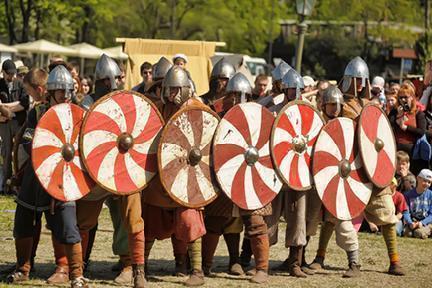Actores recreando tropas vikingas preparadas para combatir