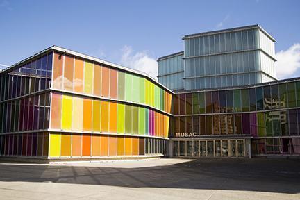 Fachada llena de color del moderno MUSAC de León