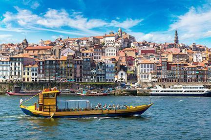Barco turístico navegando por el río Duero a orillas de Oporto
