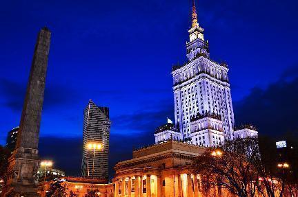 Palacio de la Cultura de Varsovia iluminado por los focos