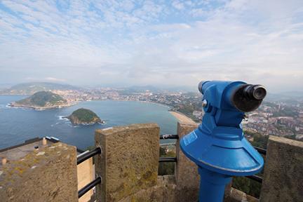 Vistas de San Sebastián y su bahía desde lo alto del monte Igueldo