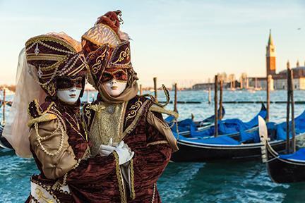 Venecianos disfrazados con sus populares máscaras durante el carnaval