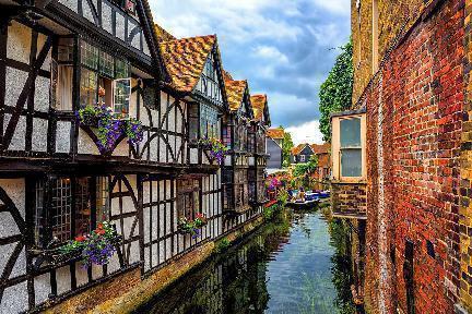 Canterbury, vista del canal y tipicas casas con fachada de listones de madera, Kent. Reino Unido.