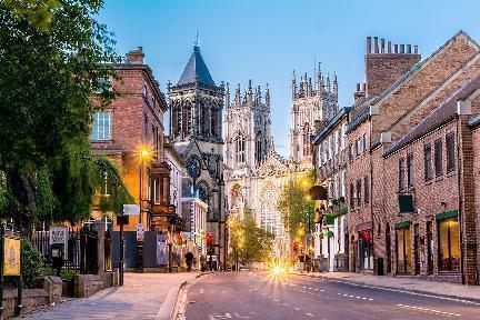 York, vista nocturna de calle con catedral al fondo. Reino Unido