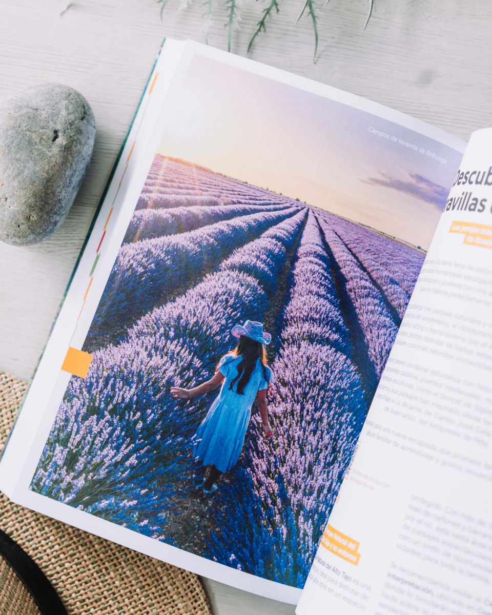 Página interior del libro "Escapadas en familia" de Anaya Touring