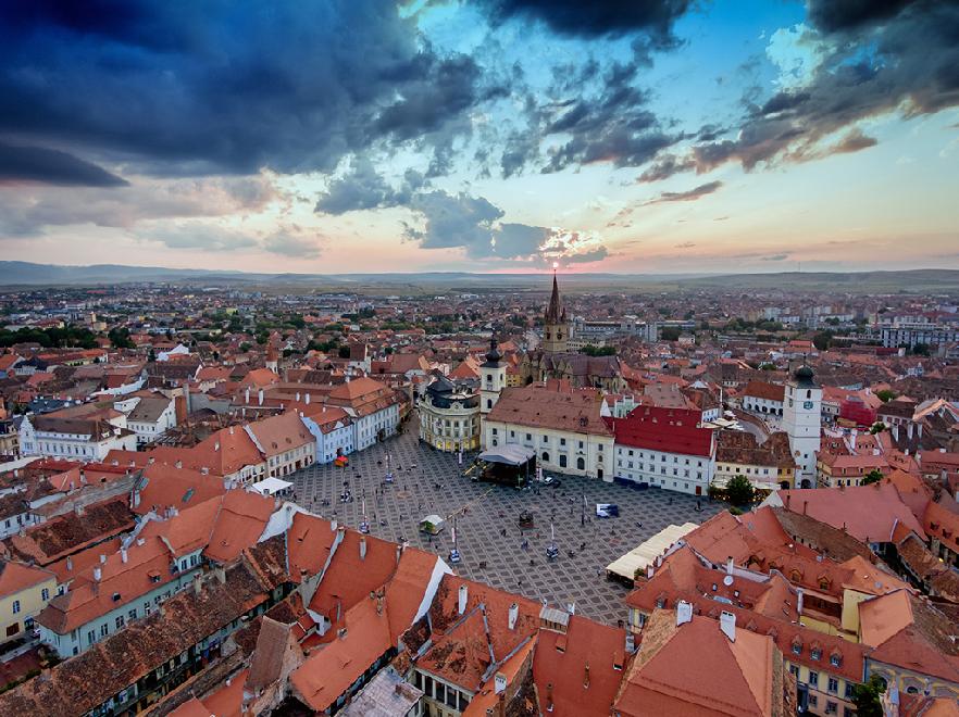 Atardecer sobre la ciudad de Sibiu en Rumania