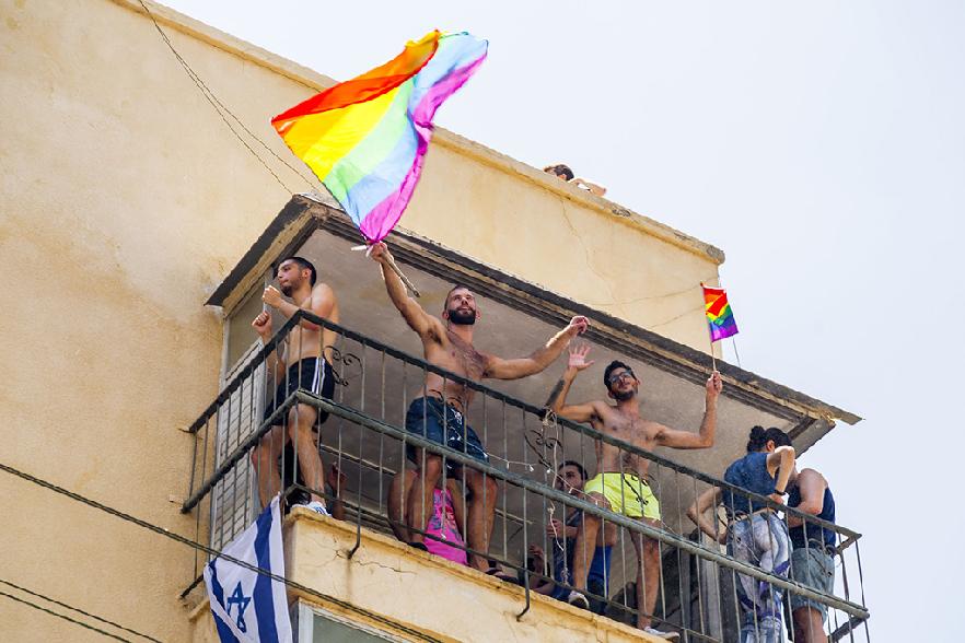 Participantes disfrutando de la celebración en un balcón de la ciudad